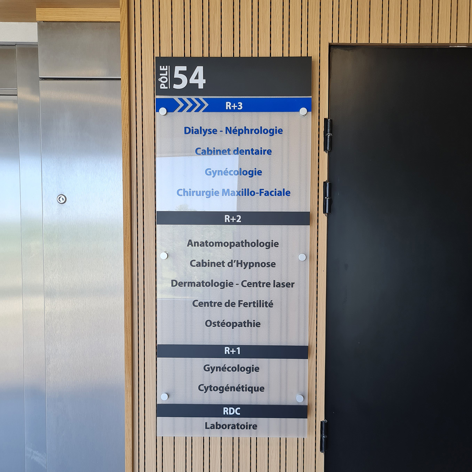 directionnel-wayfinding-ascenceur-entree