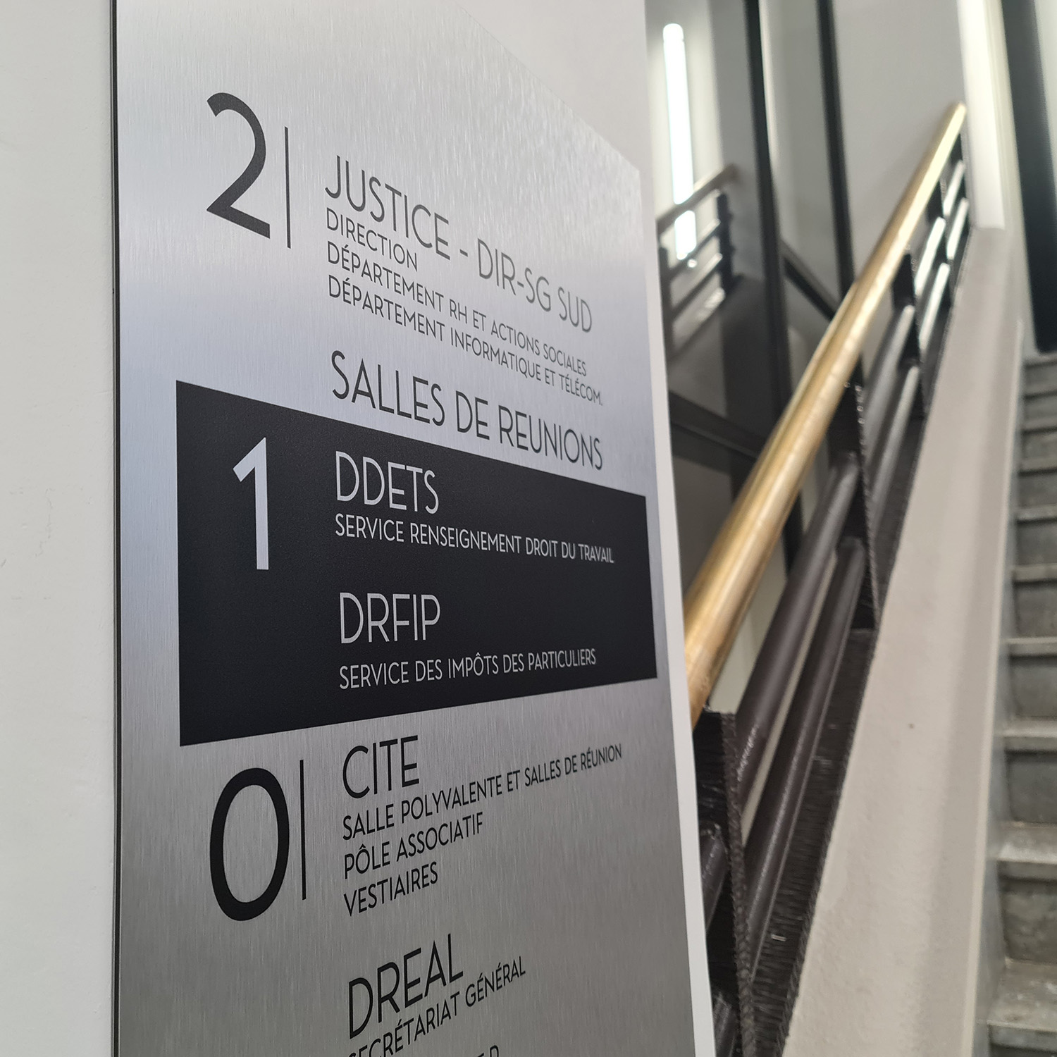directionnel-wayfinding-cite-admin-escalier