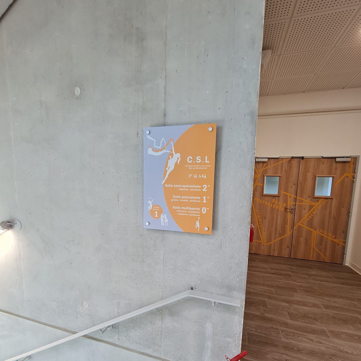 directionnel-wayfinding-gymnase-plaque