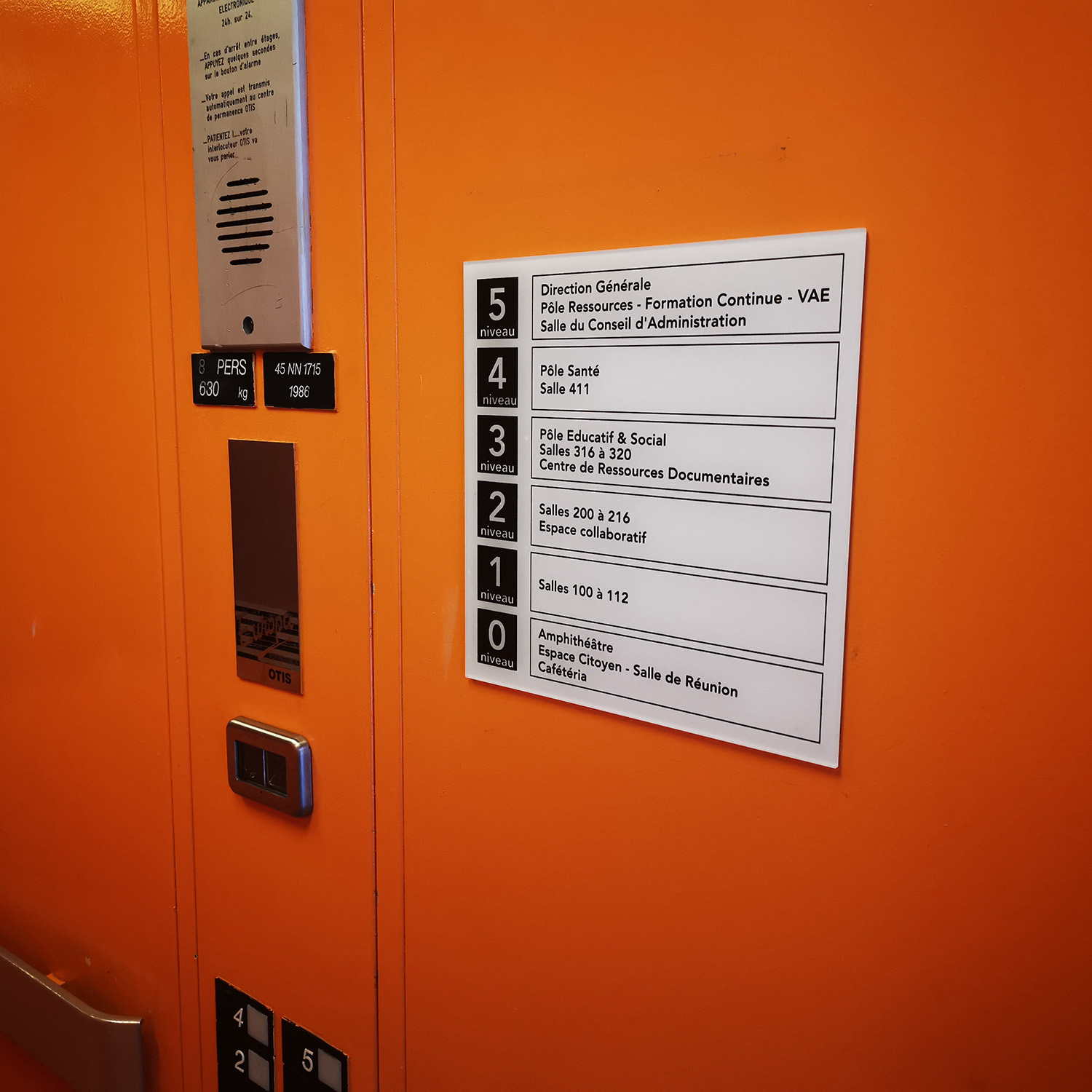 directionnel-wayfinding-orange-plaque-porte