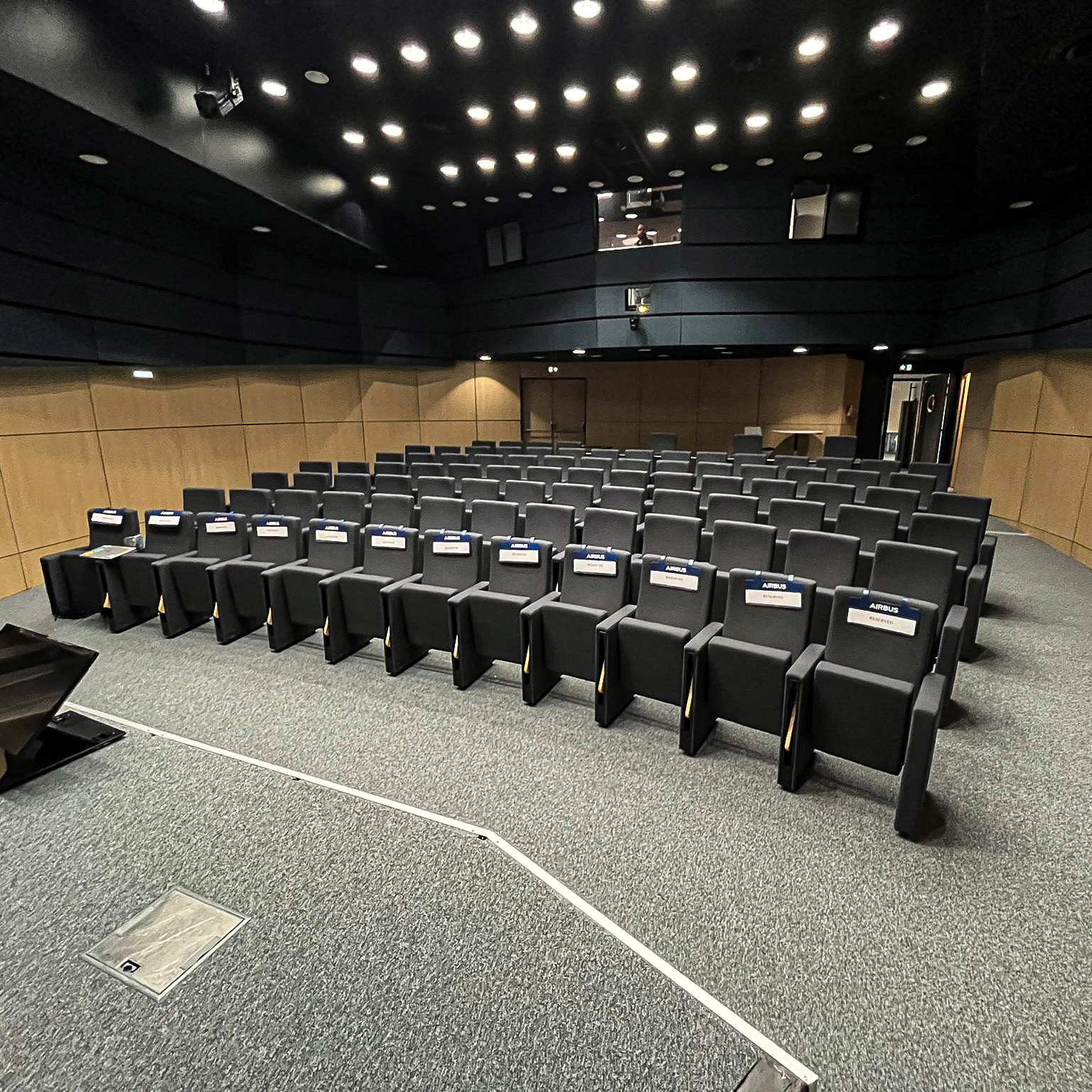 film-decoration-signaletique-amphitheatre-airbus