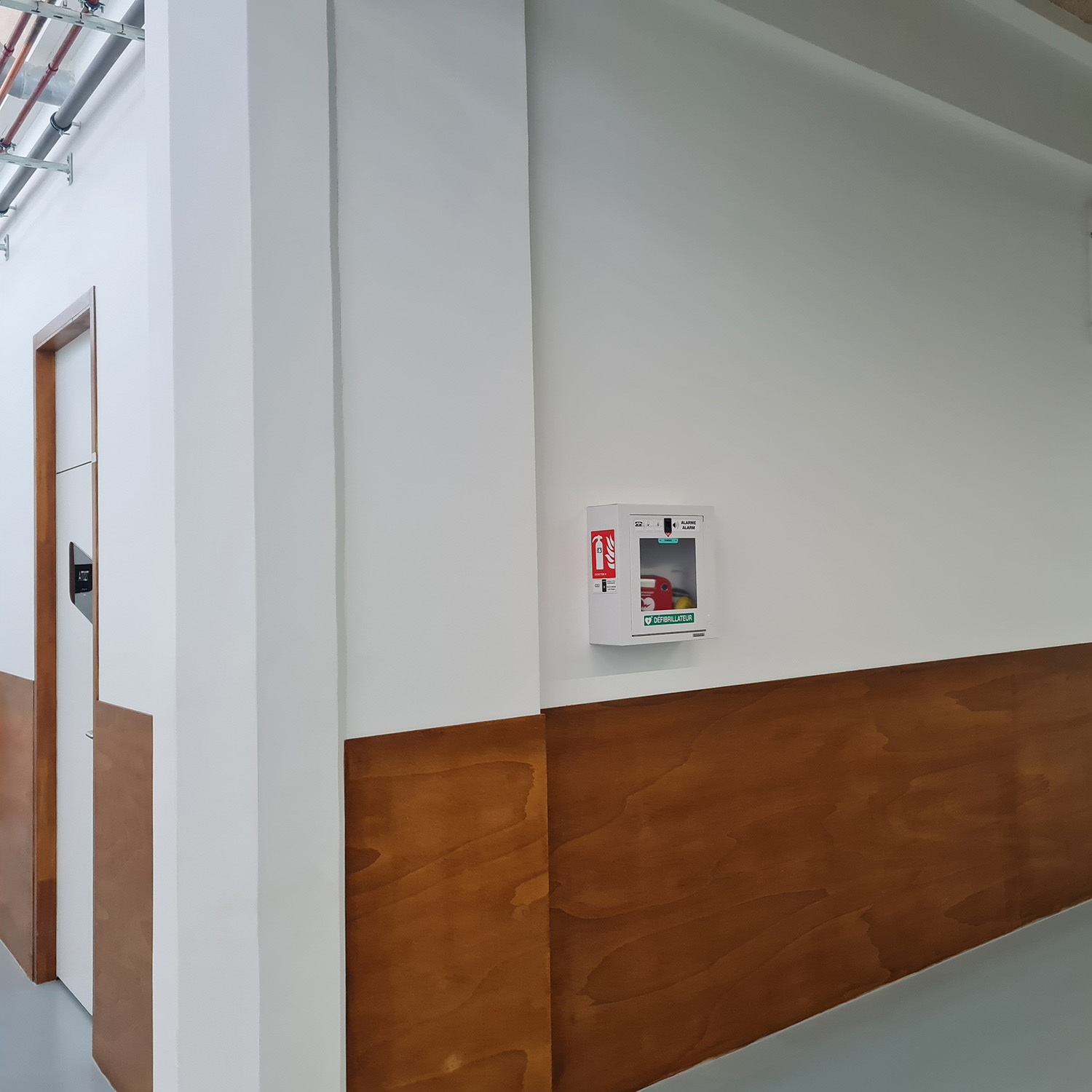 film-decoration-signaletique-bois-mur-lycee