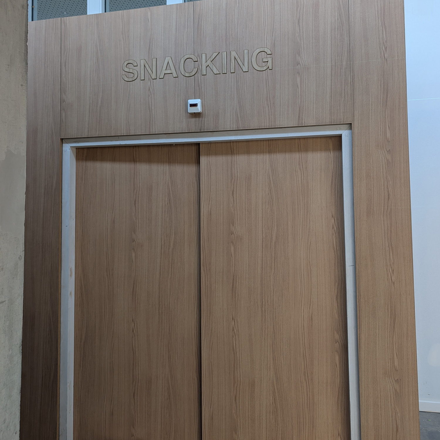 film-decoration-signaletique-bois-snacking-airbus