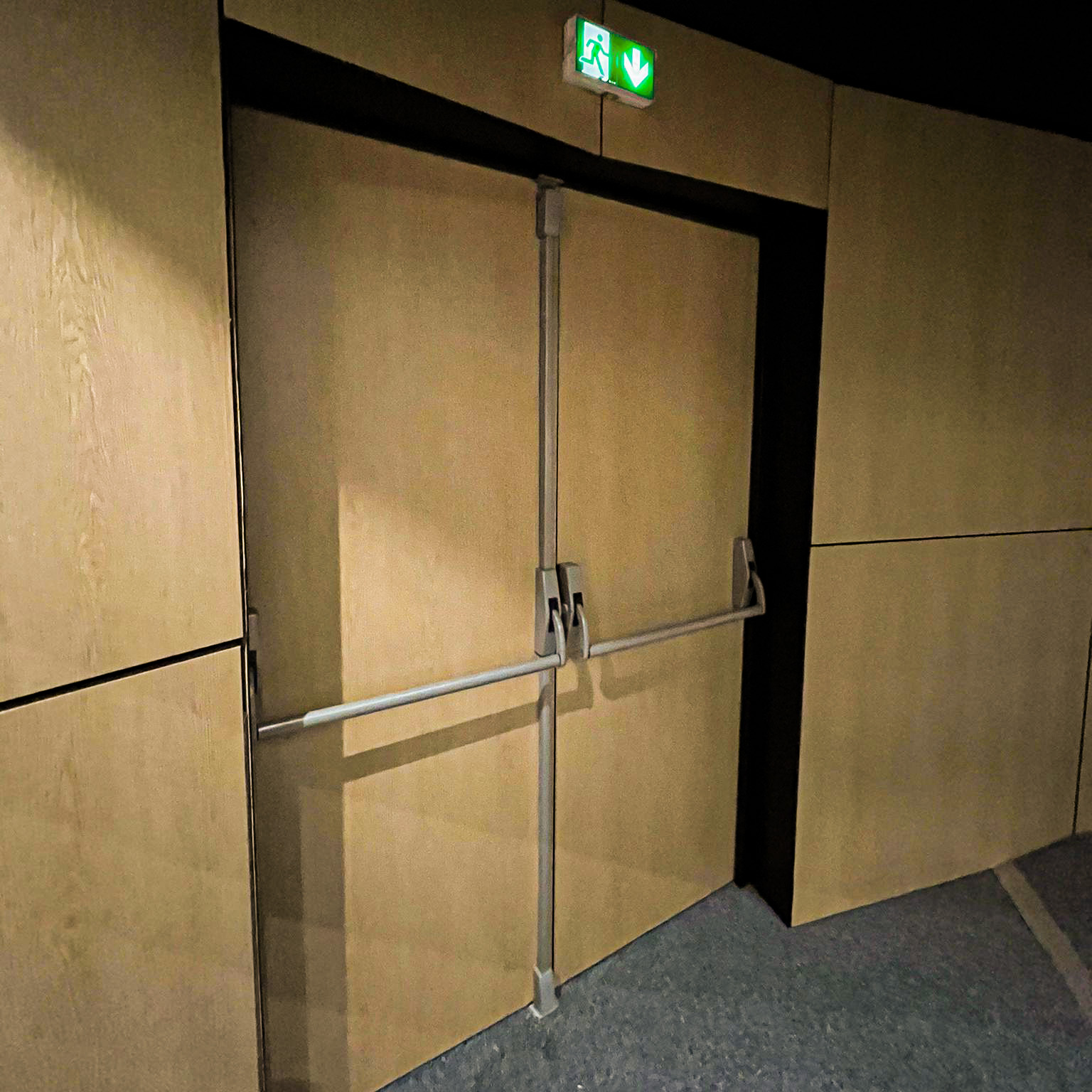 film-decoration-signaletique-porte-airbus
