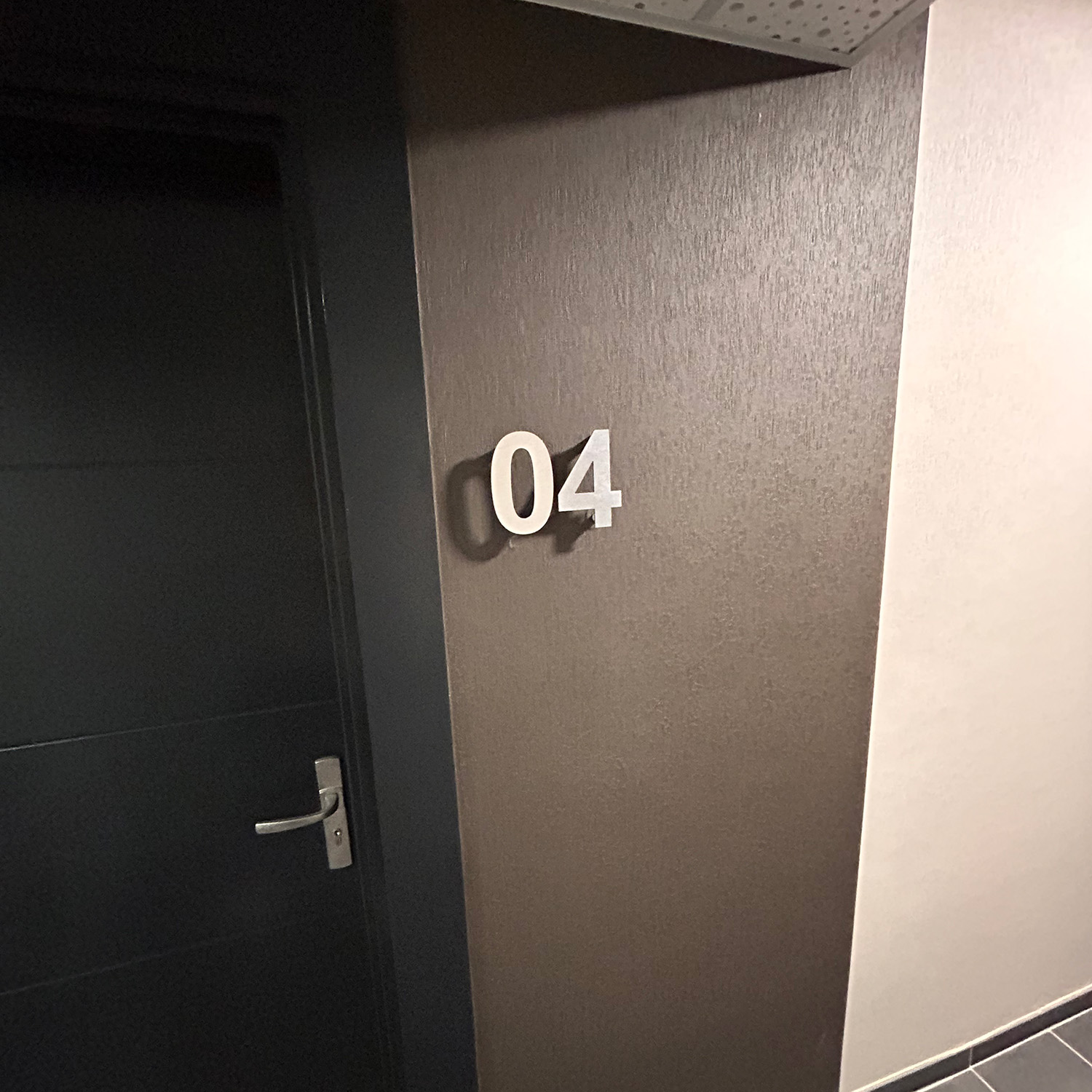 wayfinding-signaletique-directionelle-logement-porte-chiffre