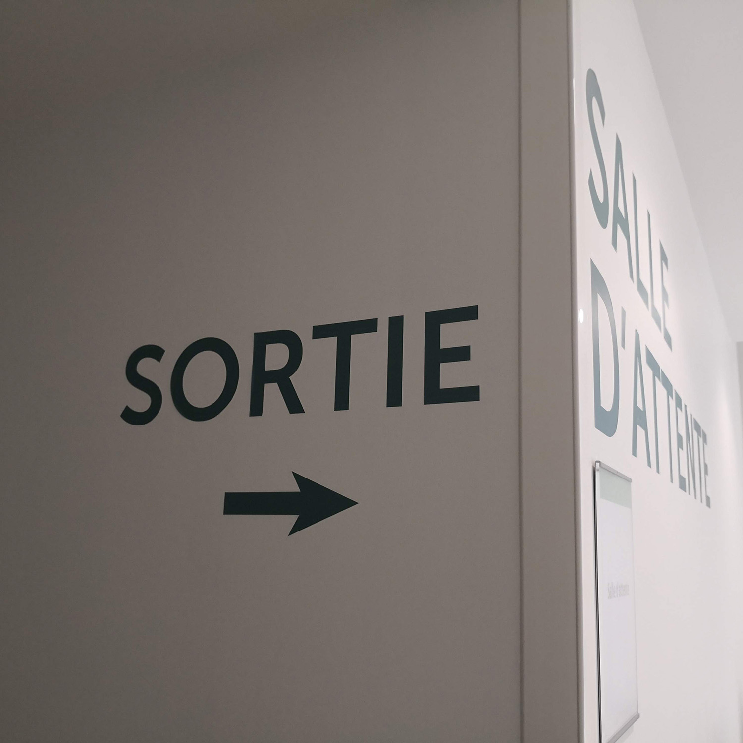 wayfinding-signaletique-directionelle-sortie-adhesif
