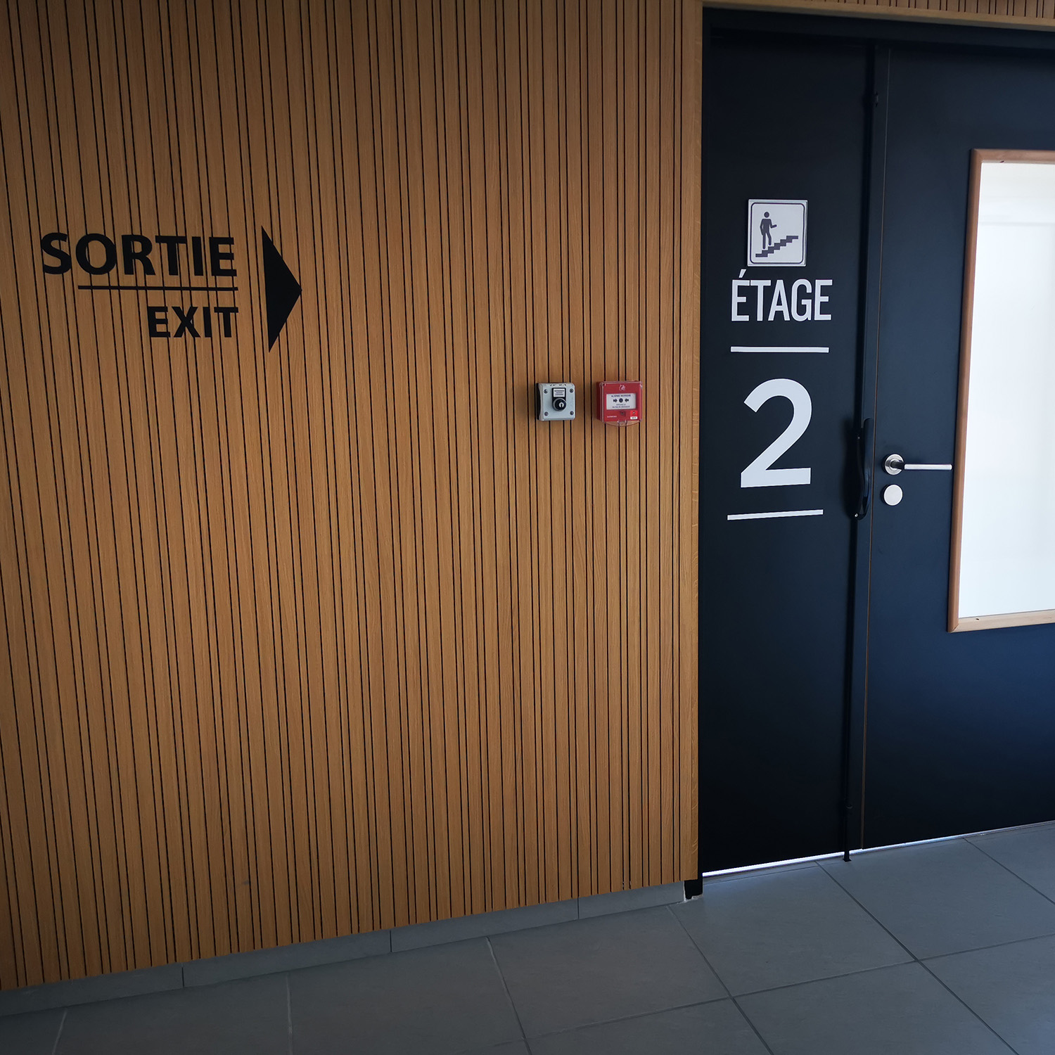 wayfinding-signaletique-directionelle-sortie-porte