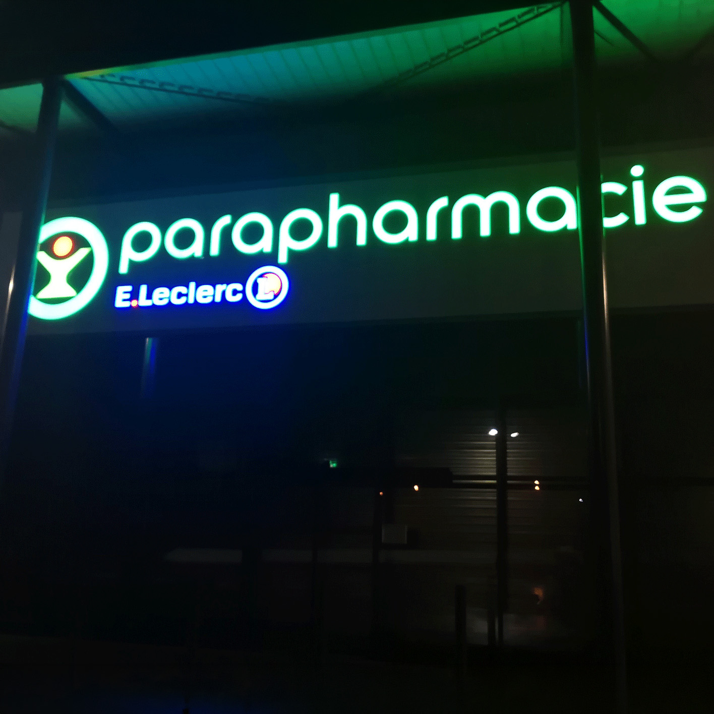 enseigne-lumineuse-parapharmacie-exterieur