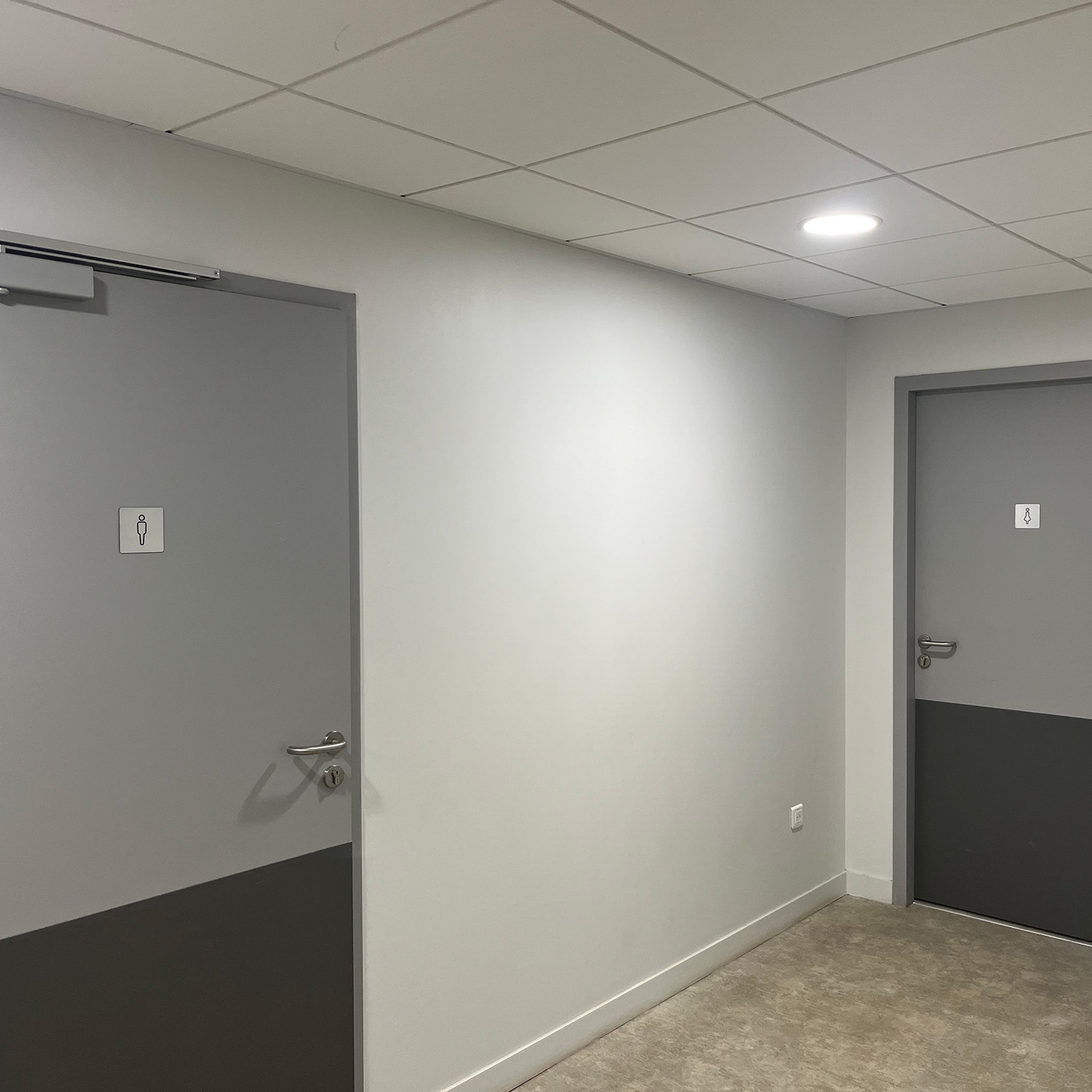 plaques-portes-couloir-bureaux