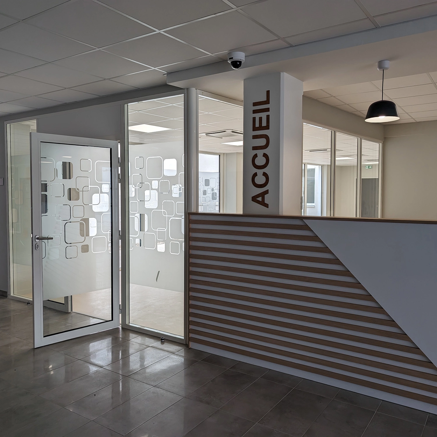 HLVELE-citee-admin-discretion-vitrophanie-accueil-geometrie