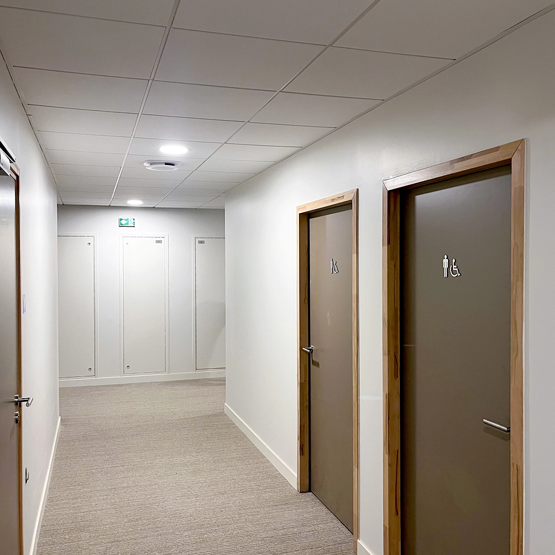 IPEP-sanitaire-bridgeview-couloir-porte