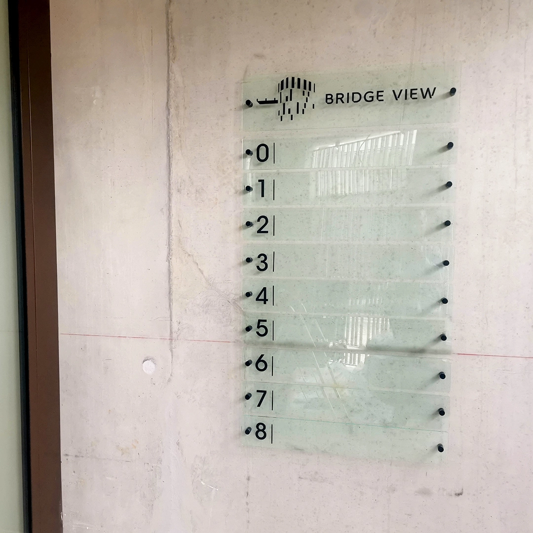 SLEDB-plaque-murale-bridgeview-enseigne-directionnel-plexiglass